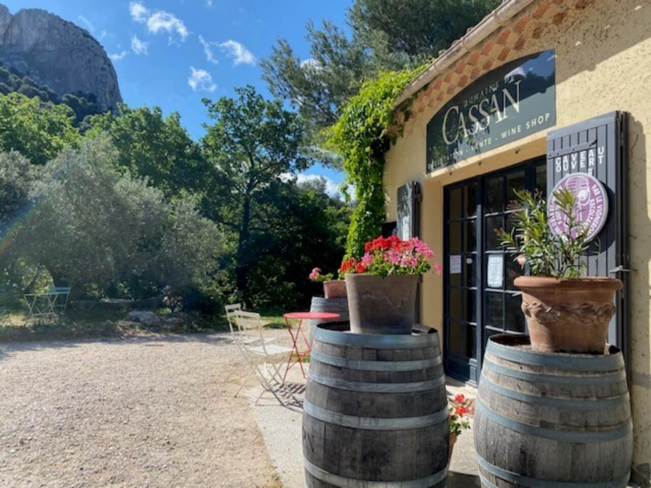 Famille PetitJean, Terroirs d’exception en Vallée du Rhône et en Champagne. Du Château La Croix des Pins, Domaine de Cassan, Domaine des Nymphes, Pol Cochet.